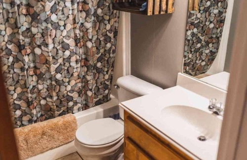 Mead Apartment | Lake Texoma Six-Plex Room - 2 Queens