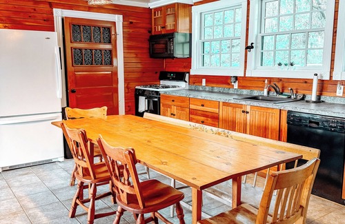 Pine River Pond House | LAKE THERAPY-💦Hot Tub🌅Views🔥Firepit 🏔️ Hiking,Snowmobile Trails ❄️ Dog Friendly🐾