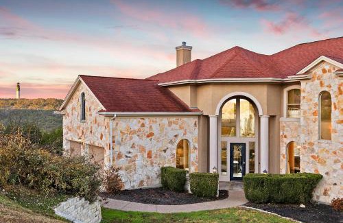 Travis Landing House | Lake Travis Family Retreat with Theater Game Room and BBQ 7 min from Marina
