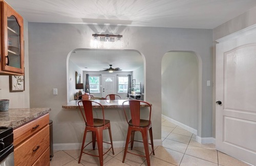 Mount Dora House | Lake Vibes Only ~ Cozy Lake House, short drive to Downtown Mt Dora & Tavares!