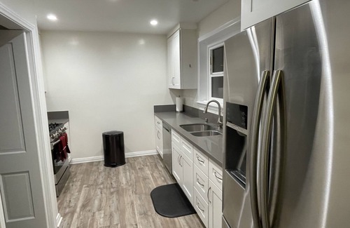 Downtown Los Angeles Cottage | LAKE VIEW 3b/3.5b Central to DTLA/HOLLYWOOD. Famous Sunset Blvd 3 min walk.