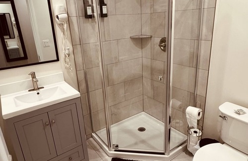 Downtown Los Angeles Cottage | LAKE VIEW 3b/3.5b Central to DTLA/HOLLYWOOD. Famous Sunset Blvd 3 min walk.