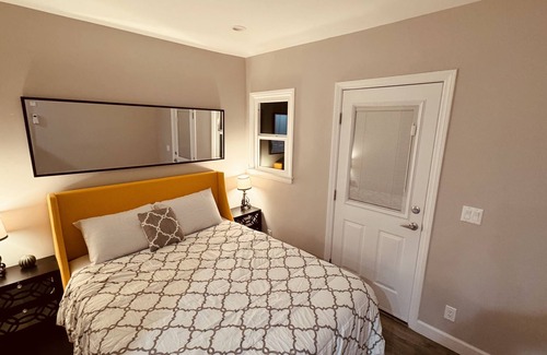 Downtown Los Angeles Cottage | LAKE VIEW 3b/3.5b Central to DTLA/HOLLYWOOD. Famous Sunset Blvd 3 min walk.