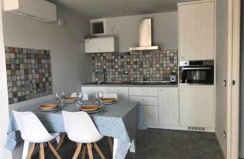 Torri del Benaco Apartment | Lake view apartment with large hydromassage tub directly in the bedroom.