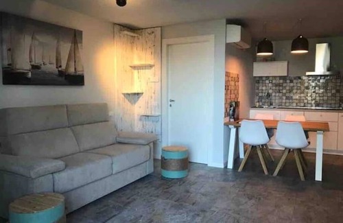 Torri del Benaco Apartment | Lake view apartment with large hydromassage tub directly in the bedroom.