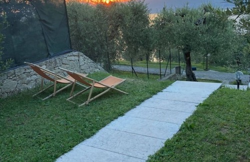 Torri del Benaco Apartment | Lake view apartment with large hydromassage tub directly in the bedroom.