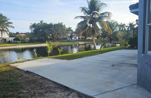 Tamiami House | Lake view big & bright home