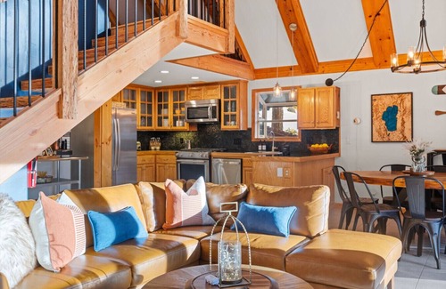 Brockway Apartment | Lake View Cabin Hot-Tub Bunk Room Close to Slopes