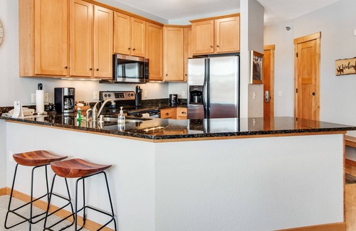Three Lakes Condo | Lake-view condo with indoor pool, hot tubs, sports courts, game room, & gym