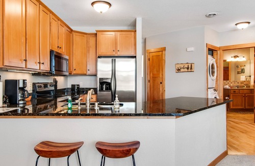 Three Lakes Condo | Lake-view condo with indoor pool, hot tubs, sports courts, game room, & gym