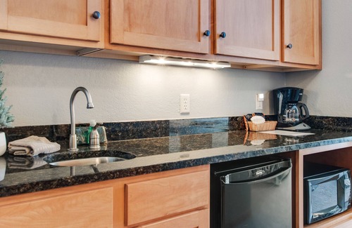 Three Lakes Condo | Lake-view condo with indoor pool, hot tubs, sports courts, game room, & gym