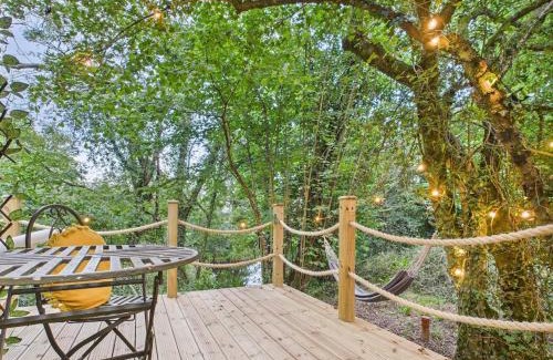 East Grinstead Apartment | Lake View Lodge & Outdoor Bath