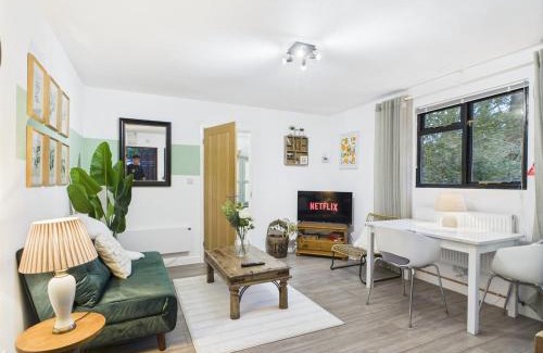 East Grinstead Apartment | Lake View Lodge & Outdoor Bath