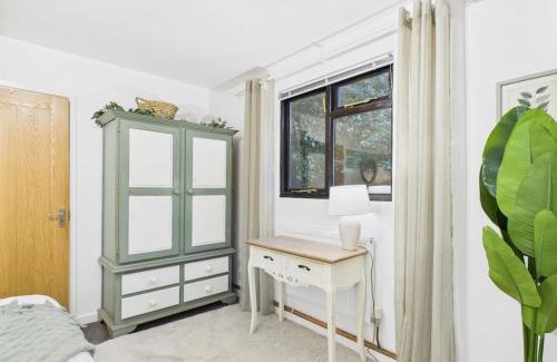 East Grinstead Apartment | Lake View Lodge & Outdoor Bath