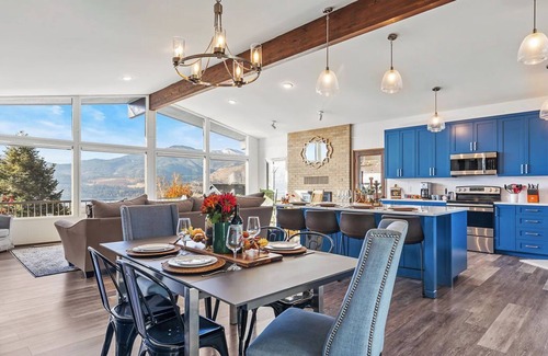 Manson House | Lake views, hot tub, movie room w/arcade games, EV charger