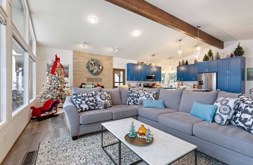 Manson House | Lake views, hot tub, movie room w/arcade games, EV charger