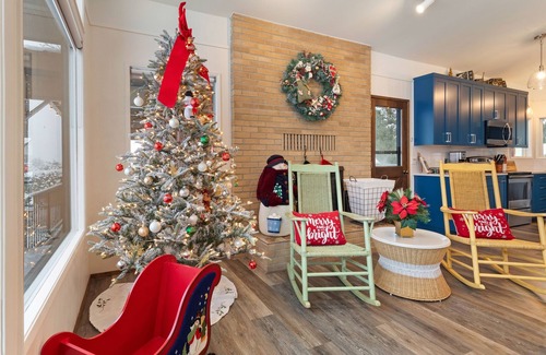 Manson House | Lake views, hot tub, movie room w/arcade games, EV charger