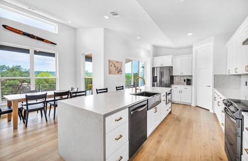 Point Venture House | Lake Views Huge Deck Entertainer’s Dream in Point Venture