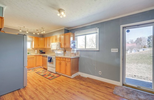 Ingles House | Lake Views & Private Dock: Radford Retreat!