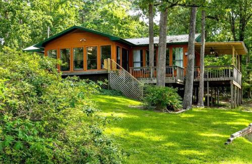 Negreet House | Lakefront 3BR with Bunkhouse and Kayaks, Rowboat Included