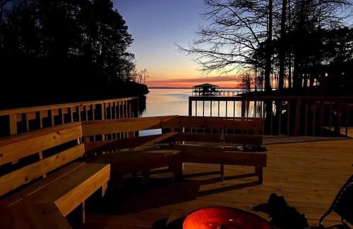 Negreet House | Lakefront 3BR with Bunkhouse and Kayaks, Rowboat Included