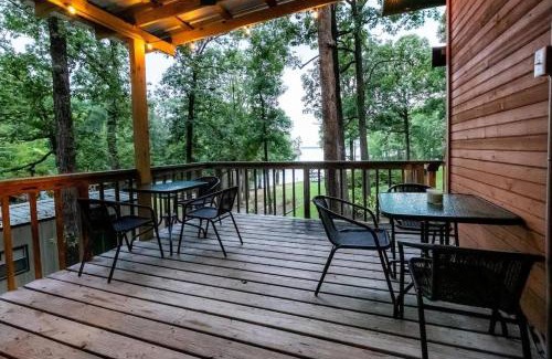 Negreet House | Lakefront 3BR with Bunkhouse and Kayaks, Rowboat Included