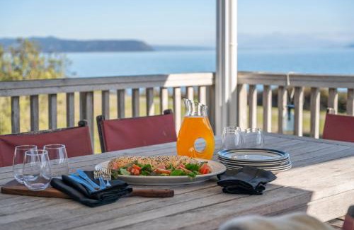 Waitahanui House | Lakefront at 5 Mile - Taupo