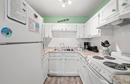 El Centro Beach Apartment | Lakefront Beach condo in Panama City Beach Florida! Within 1/2 mile of Pier Park
