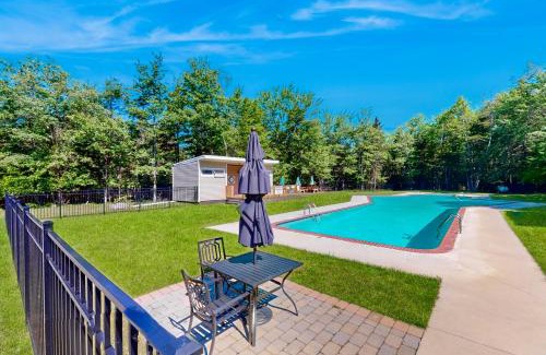 Pocono Summit House | Lakefront Bliss