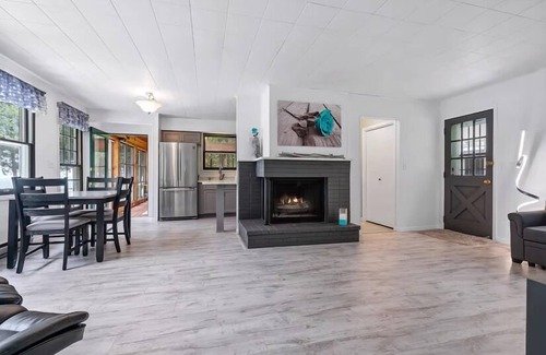 Algoma Cottage | Lakefront Cabin! Amazing Views, Fireplace, Cozy