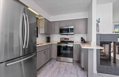 Algoma Cottage | Lakefront Cabin! Amazing Views, Fireplace, Cozy