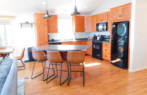 Algoma Cabin | Lakefront Cabin | HotTub, Secluded, Kayaks/Bikes