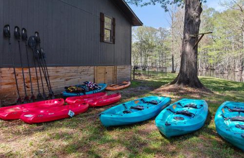 Shreveport House | Lakefront Cabin With Fireplace, Firepit & Kayaks