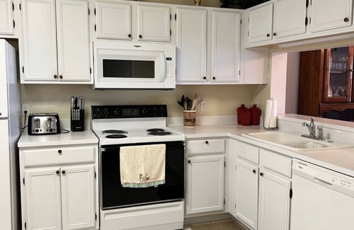 North Naples Condo | Lakefront condo in North Naples with a pool, 5 mins from Vanderbilt Beach