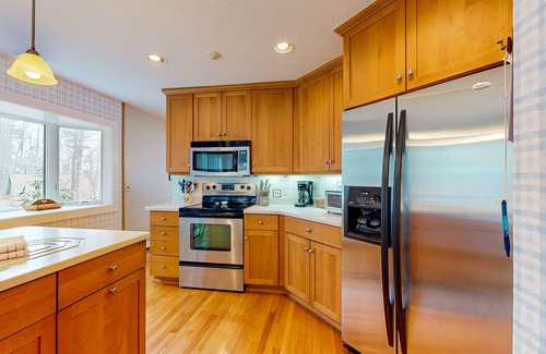 Bridgton Condo | Lakefront condo with on-site pool, dock, swimming, firepit, & tennis