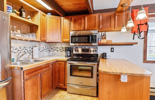 Albrightsville Cottage | Lakefront Cottage w Fireplace, Private Lake Access, Dock, Big Yard, Free Boating