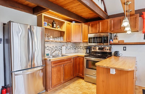 Albrightsville Cottage | Lakefront Cottage w Fireplace, Private Lake Access, Dock, Big Yard, Free Boating