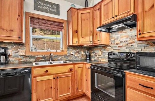 Mill Spring Cottage | Lakefront Cottage on Lake Adgernn