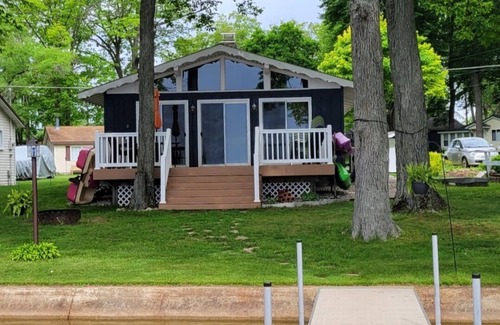 Paris Cottage | Lakefront Cottage