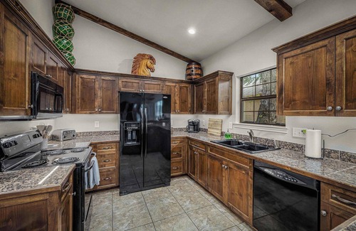 McQueeney House | Lakefront | Dock & Fire Pit | Book Wurstfest Now!