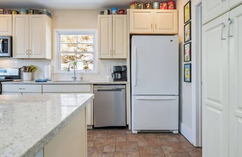 Valois House | Lakefront | Dock | Keuka Lake | Near Wineries