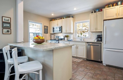 Valois House | Lakefront | Dock | Keuka Lake | Near Wineries