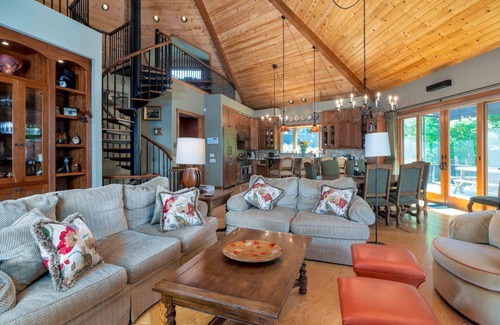 Hyde Park House | Lakefront Elegance at Green River - Ondine Estate