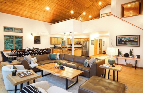 Maple Falls House | Lakefront Estate-dock, boat, yard, privacy, hot tub, hike Mt Baker