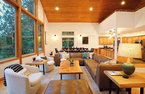 Maple Falls House | Lakefront Estate-dock, boat, yard, privacy, hot tub, hike Mt Baker