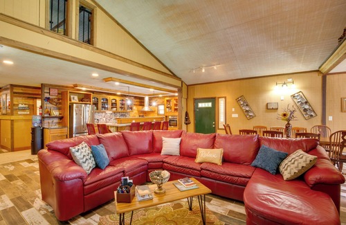 Lake Lafayette Cabin | Lakefront Family Cabin w/Patios in Odessa!