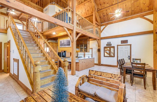 Texas Gulf Coast Region House | Lakefront Gem on 32-Acre Lot in Angleton!