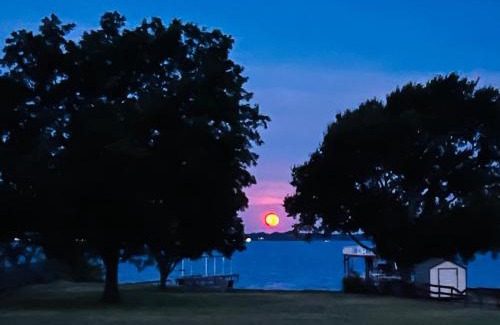 Lone Oak House | Lakefront Getaway