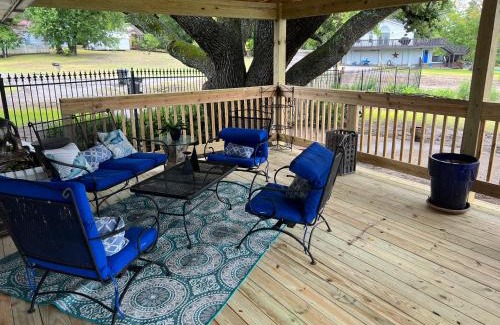 Lone Oak House | Lakefront Getaway