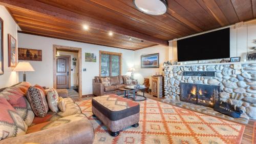 Homewood House | Lakefront Haven by AvantStay Minutes to Ski Resorts Private Dock